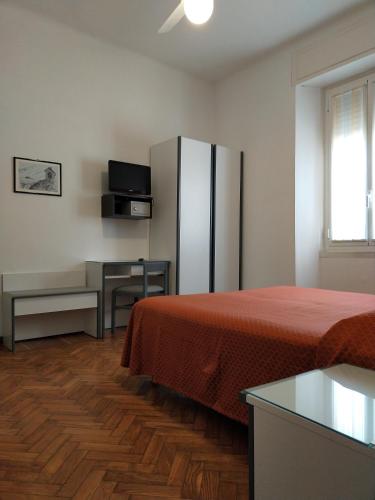 阿拉西奥Affittacamere Giannina的配有床和冰箱的酒店客房