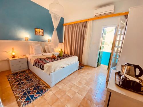 卢克索厄尔尼诺杰济拉酒店 的一间卧室设有一张床和一个大窗户