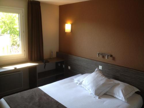 韦尼雪穆林温特酒店的卧室配有带白色枕头的床和窗户。