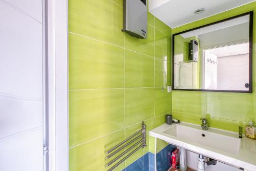 滨海萨纳里Primavéra的绿色浴室设有水槽和镜子