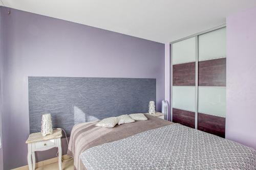 滨海萨纳里Primavéra的一间卧室配有床和2个床头柜