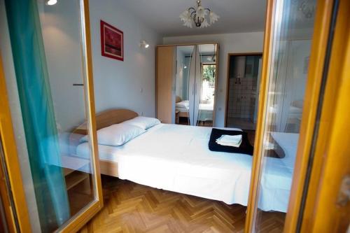 波威尔One-bedroom apartment with terrace in Povile 3542-3的卧室配有白色的床和镜子