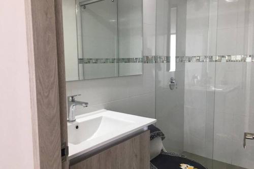 奇亚Hermoso apartamento con estacionamiento gratuito Chía N1的白色的浴室设有水槽和淋浴。