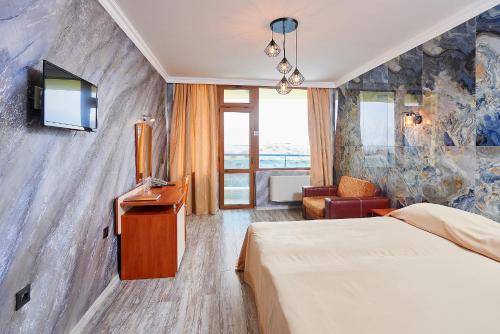 帕莫瑞Petar and Pavel Hotel & Relax Center的一间酒店客房,配有一张床和一台墙上的电视