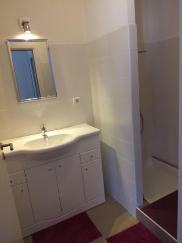 维琪奥港Lecci St Cyprien Don Andria的白色的浴室设有水槽和镜子