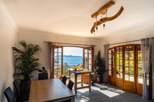 耶尔La Maison Fratelli的一间设有桌子的海景用餐室