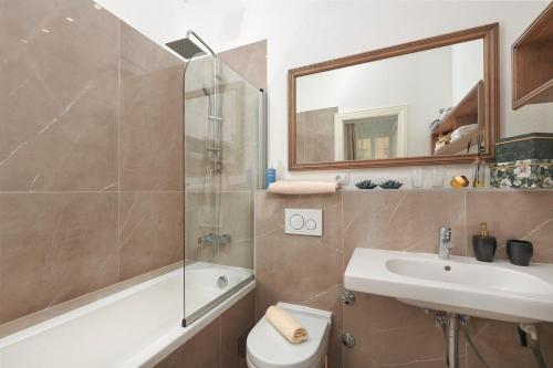 普拉Casa Dei Fiori的带淋浴卫生间和盥洗盆的浴室