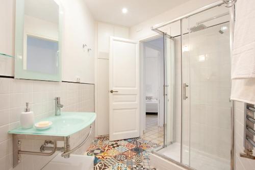 巴塞罗那穆塔纳尔酒店的一间带水槽和玻璃淋浴的浴室