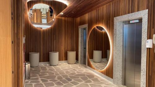 萨利诺波利斯Salinas Exclusive Resort的浴室设有一排盥洗盆和镜子