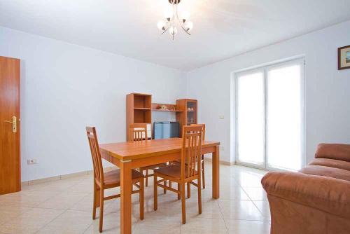 诺维格勒伊斯特拉Two-Bedroom Apartment in Novigrad I的客厅配有餐桌和椅子