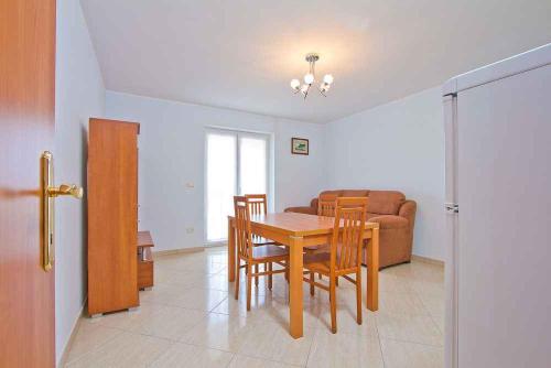 诺维格勒伊斯特拉Two-Bedroom Apartment in Novigrad I的客厅配有桌椅和沙发