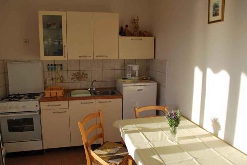 Apartment Supetarska Draga 11的厨房或小厨房