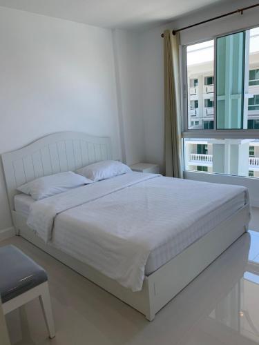 Ban Bo Talung (2)The Energy HuaHin的卧室配有白色的床和窗户。