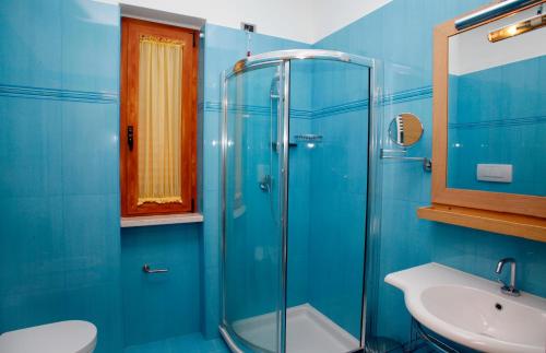 维耶斯泰马克酒店的蓝色的浴室设有淋浴和水槽