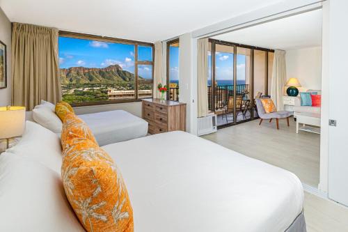 檀香山Diamond Head & Ocean View Gem Near Waikiki Beach, Parking's On Us的卧室设有一张大白色的床和大窗户