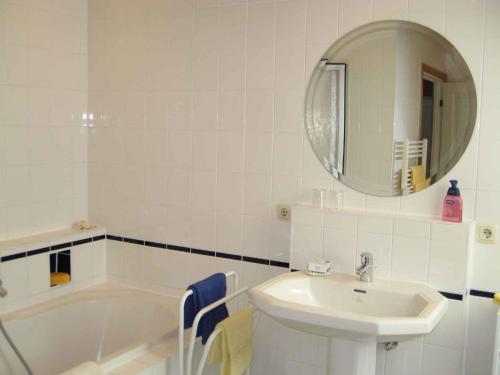 DändorfApartment in Dierhagen (Ostseebad) 2646的一间带水槽、浴缸和镜子的浴室