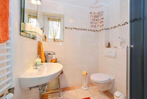 Mölln-Medow吕根岛贝尔根1号公寓的白色的浴室设有水槽和卫生间。