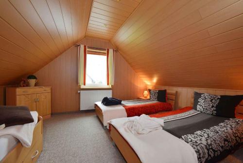 Mölln-Medow吕根岛贝尔根1号公寓的阁楼间设有三张床和一扇窗户。