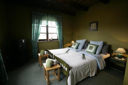 Liiva拉斯彻马提森穆胡怀恩豪斯酒店的一间卧室设有一张大床和一个窗户。