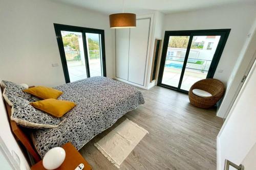 圣马蒂纽·杜·波特New and modern 3 bedroom Villa with private heated pool near Nazaré的一间卧室配有一张带黄色枕头的床。