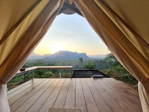 Ban Pha Saeng LangPor Sampao Camp&Resort的帐篷内设有一个木制甲板,享有美丽的景致。