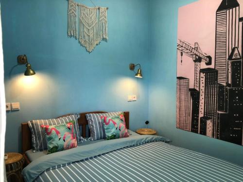巴东巴东民宿的一间卧室配有一张蓝色墙壁的床