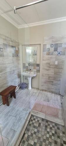 埃尔默洛Bo Kamer Guesthouse的一间带水槽和镜子的大浴室