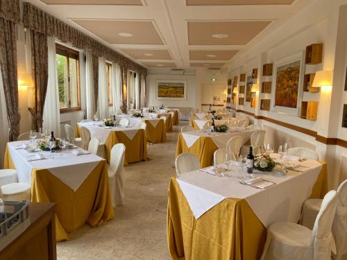 Ponte A Bozzone切尔托萨艾博卡旅馆的餐厅的一排桌子,上面有黄桌布