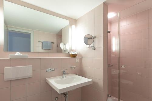 ErmatingenLILIENBERG的一间带水槽和镜子的浴室