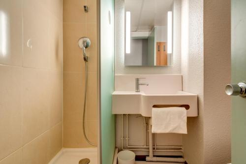 朗吉斯B&B HOTEL Orly Rungis Aéroport 2 étoiles的一间带水槽和淋浴的浴室