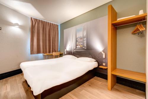 朗吉斯B&B HOTEL Orly Rungis Aéroport 2 étoiles的卧室设有一张白色大床和一扇窗户。