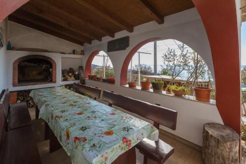 茨里克韦尼察BRISKI的一间带桌子和两个拱形窗户的用餐室