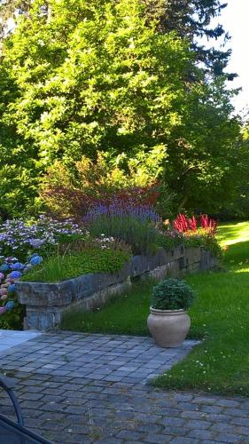 斯普里蒙L'Aubergine的鲜花和石墙花园