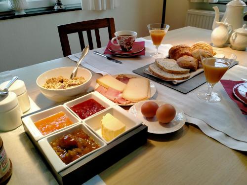 斯普里蒙L'Aubergine的一张桌子上放着奶酪和其他食物