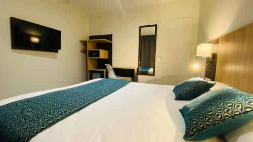 格勒内玛汀葛莱内酒店的一间卧室配有一张带两个枕头的床