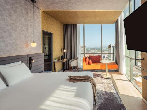 墨西哥城Novotel Mexico City Toreo的酒店客房设有一张床和一个阳台。