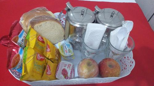 圣保罗Hotel Tiquatira - Zona Leste的桌上一篮子的食物,包括面包和苹果