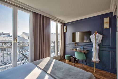 巴黎Maison Barbès的一间卧室设有一张床和一个大窗户