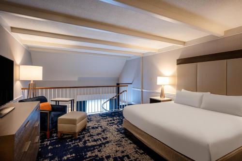 Crowne Plaza Albany - The Desmond Hotel客房内的一张或多张床位