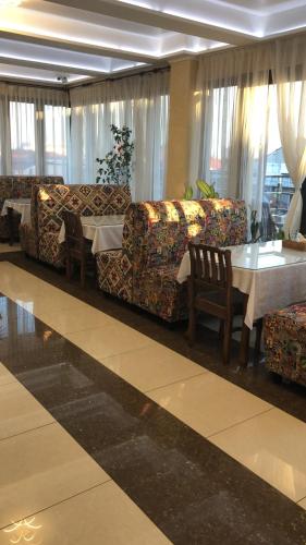 阿德勒塔玛拉精品酒店的客厅配有沙发和桌子