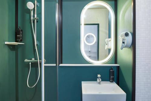 克拉马ibis Clamart Paris Velizy的一间带水槽和镜子的浴室