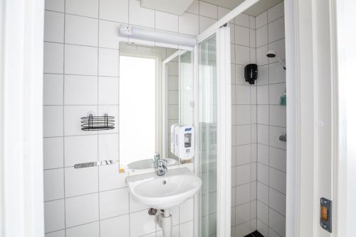 TorskenTorskenSenteret的一间带水槽和镜子的浴室