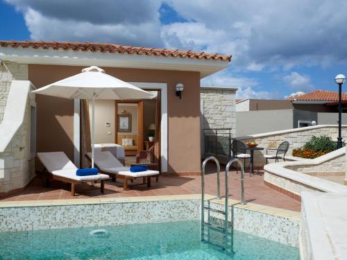 普拉塔尼亚斯Caldera Creta Paradise的一座带遮阳伞的游泳池的房子