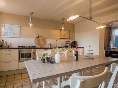 赫鲁德Spacious holiday home in Groede的一个带木桌和椅子的大厨房
