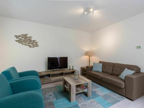 柯德科克Luxurious Apartment in Koudekerke near Beach的客厅配有两张沙发和一台电视机