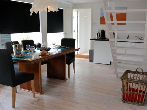 诺德克豪特Lovely Holiday Home in Noordwijkerhout near Lake的厨房以及带桌椅的用餐室。
