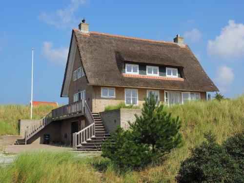 Midsland aan ZeeBeautiful villa on Terschelling in the dunes 150 meters away的山顶上的一座老房子