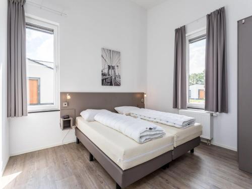 Modern villa with a themed kids bedroom in Limburg客房内的一张或多张床位