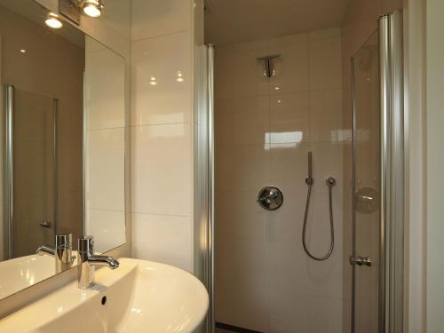 科特海讷Holiday home in Kortgene Zealand with Sauna的带淋浴、水槽和淋浴的浴室