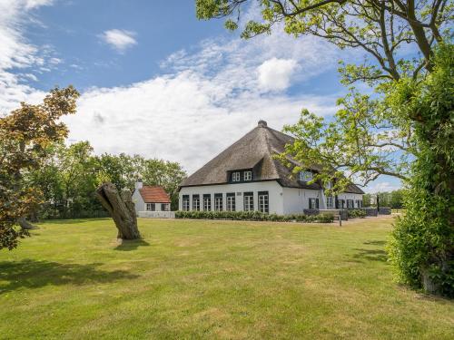 德科克斯多普Spacious Farmhouse in Dutch coast Texel with Garden的一座大型白色房子,设有大院子